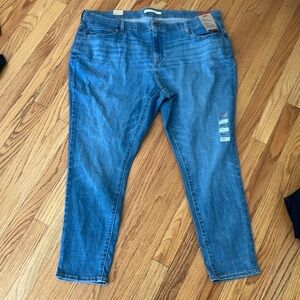 - Levi’s 711 skinny